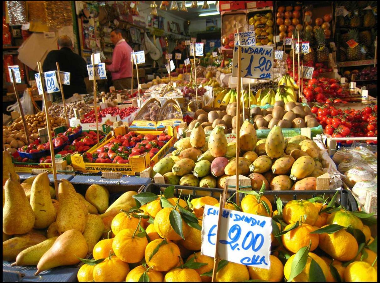 Apartment For 2 In Catania, B&B Le Voci Del Mercato Экстерьер фото